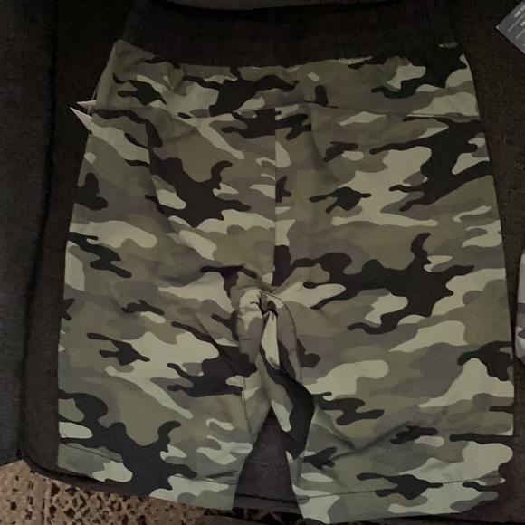 Gap boys size XXL shorts, green camo - Picture 2 of 2